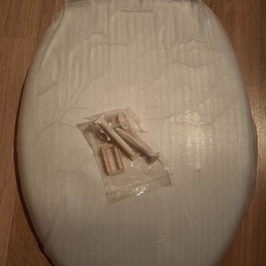 Sedile WC bianco nuovo - con la sua confezione