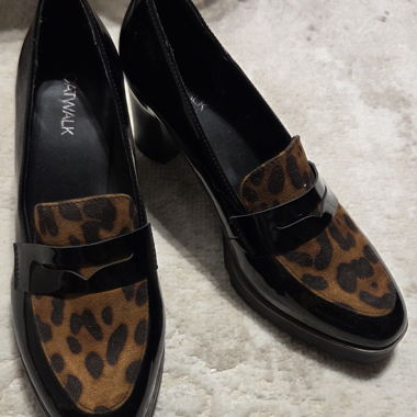 Schwarze Lack-Loafer mit Leopardenmuster