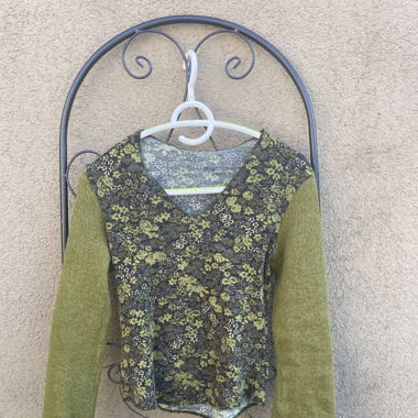 Grüner Pullover floral