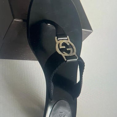 Schwarze Gucci-Slides mit Absatz