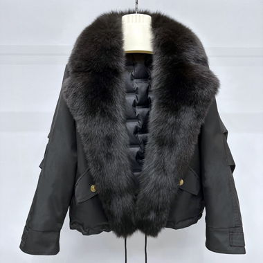 Giacca nera con colletto di pelliccia trendy
