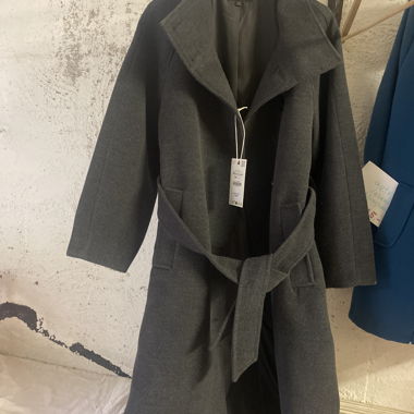 Cappotto scuro con cintura annodata