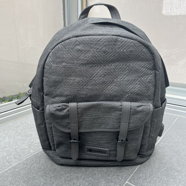 Grauer Rucksack mit Fronttasche
