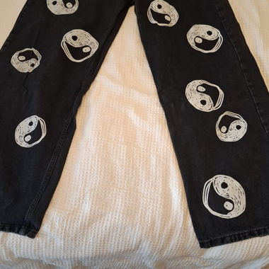 Jeans neri con stampa yin-yang