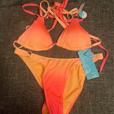 Orangefarbenes Bikini mit Farbverlauf