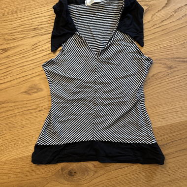 Top smanicato a righe con scollatura a V
