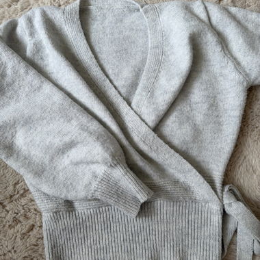 Pull cache-cœur en maille gris