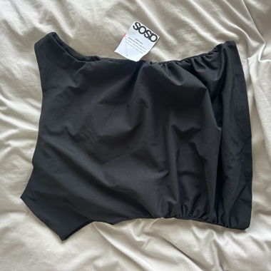 Schwarzes Offshoulder-Top