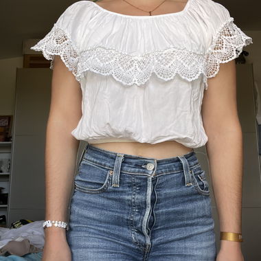 Weisses Spitzen-Bardot-Top