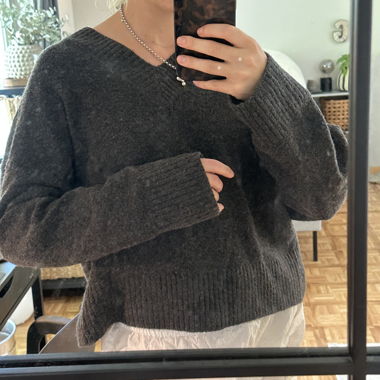 Pull à encolure en V gris foncé