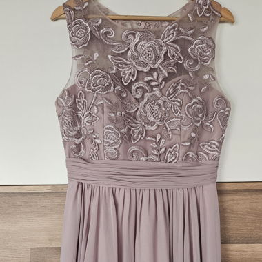 Robe de cocktail rose-rose avec haut brodé