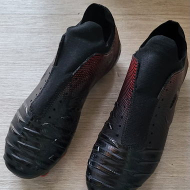 Chaussures de football Sondico noires et rouges