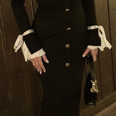 Schwarzes Midikleid mit weissen Details. 