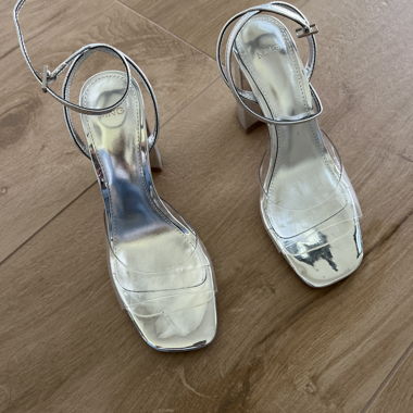 Sandali argentati con tacco