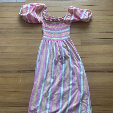 Gestreiftes Sommerkleid mit Puffärmeln