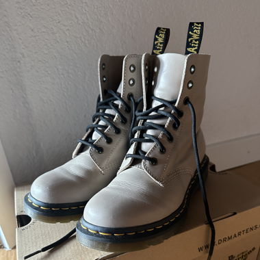 Dr. Martens AirWaves mit Schuhkiste