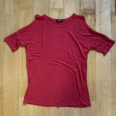 T-shirt rosso con maniche traforate