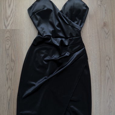 Abito nero in raso con spalline
