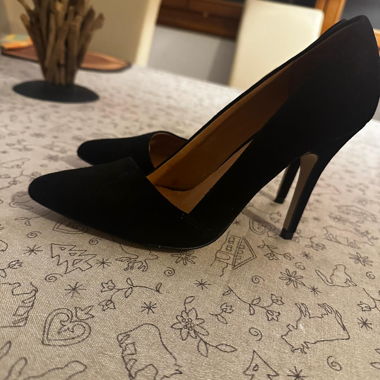 Black heeled shoes