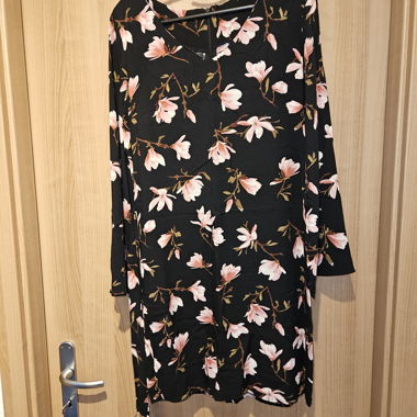 Robe noire fleurie