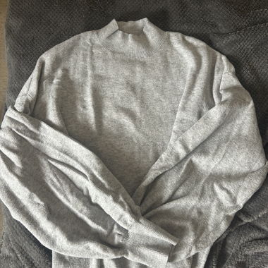 Pull col roulé et manches bouffantes 
