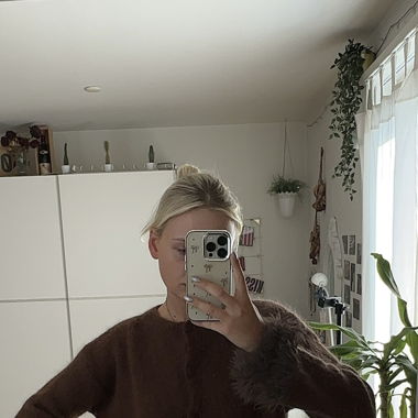 Brauner Cardigan mit Fell an den Aermeln