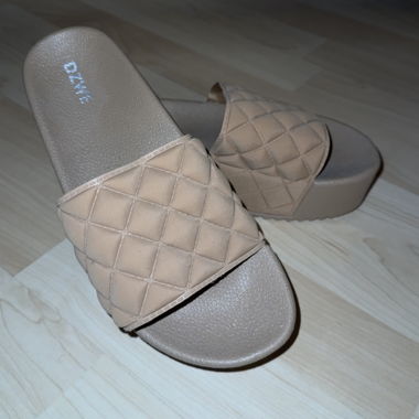 Offene Sommerschuhe mit hoher Sohle