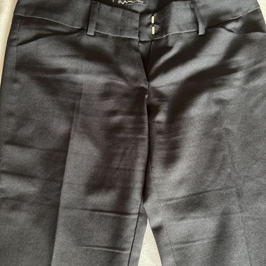 Pantaloni neri in satin con gamba a zampa