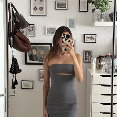 Abito midi grigio senza spalle