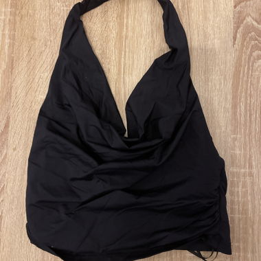 Kurzes schwarzes Top mit freiem Rücken