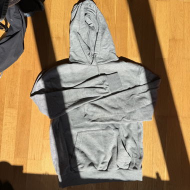 Grauer Kapuzenpullover