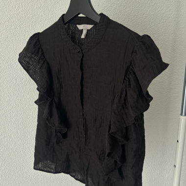Blusa nera con volant