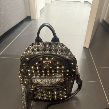 Mini-Rucksack mit Nietenbesatz – Kroko-Optik