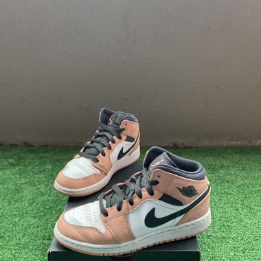 Jordan 1 Mid Quartz Rose