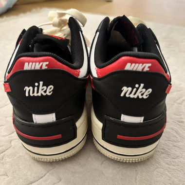 Nike Air Force 1 Low shadow schwarz/weiss/rot aus