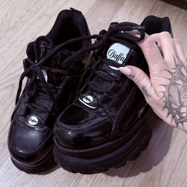 Sneaker basse Buffalo con plateau nero