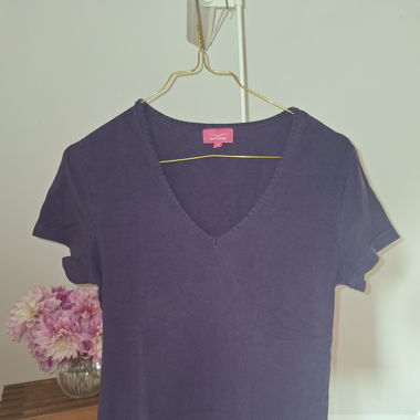 dunkelviolettes t-shirt mit v-ausschnitt