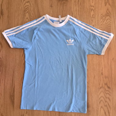 Hellblaues Adidas T-Shirt