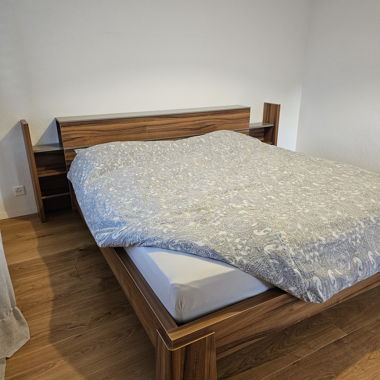 Letto matrimoniale in legno con comodini integrati
