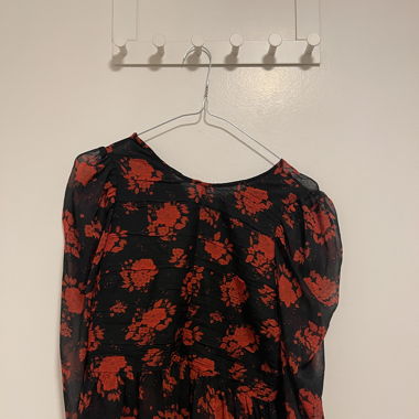 Schwarze Bluse mit roten Blumen – Grösse S