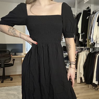 Robe midi noire à manches bouffantes
