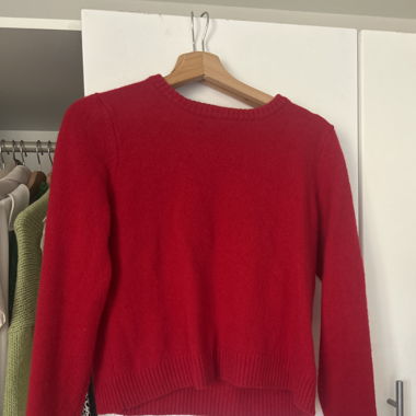 roter Strickpulli