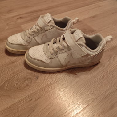 Weisse Nike-Sneaker