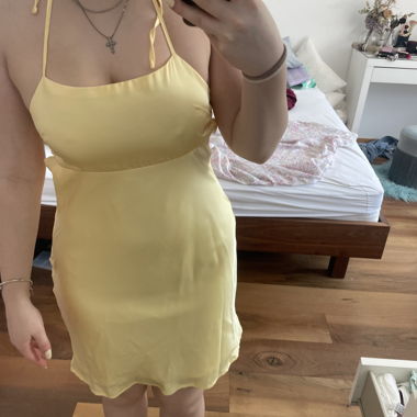 Robe courte en satin jaune