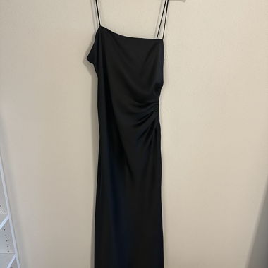Abito in satin con spacco sulla gamba