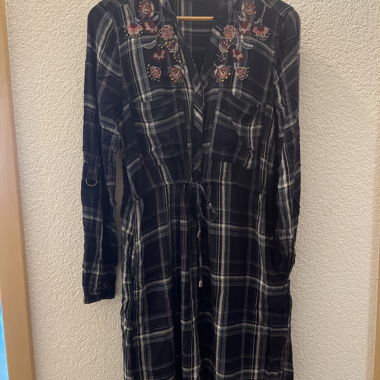 Robe chemise à carreaux brodée