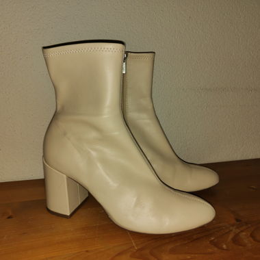 Bottines beiges à talon