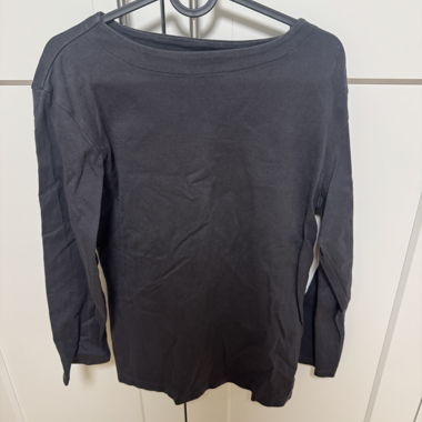 T-shirt scura a maniche lunghe