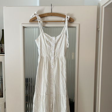 Weisses Sommerkleid mit bindbaren Trägern
