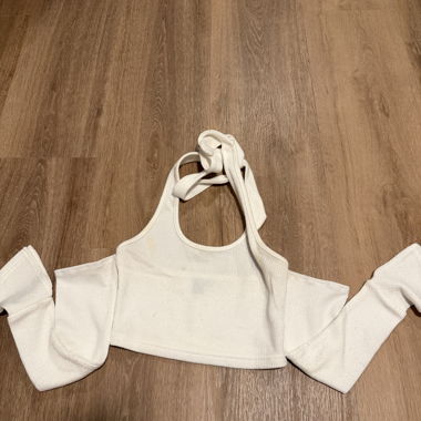 Top corto bianco con maniche lunghe